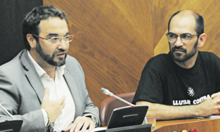 Maties Serracant (dreta) durant el Ple de renúncia de Juli Fernàndez com alcalde dijous passat